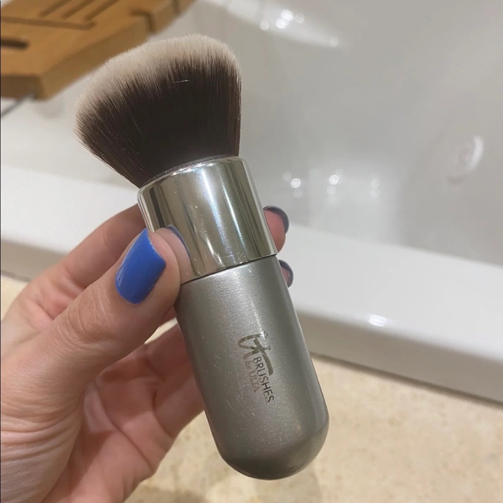 It Cosmetics bronzer brush